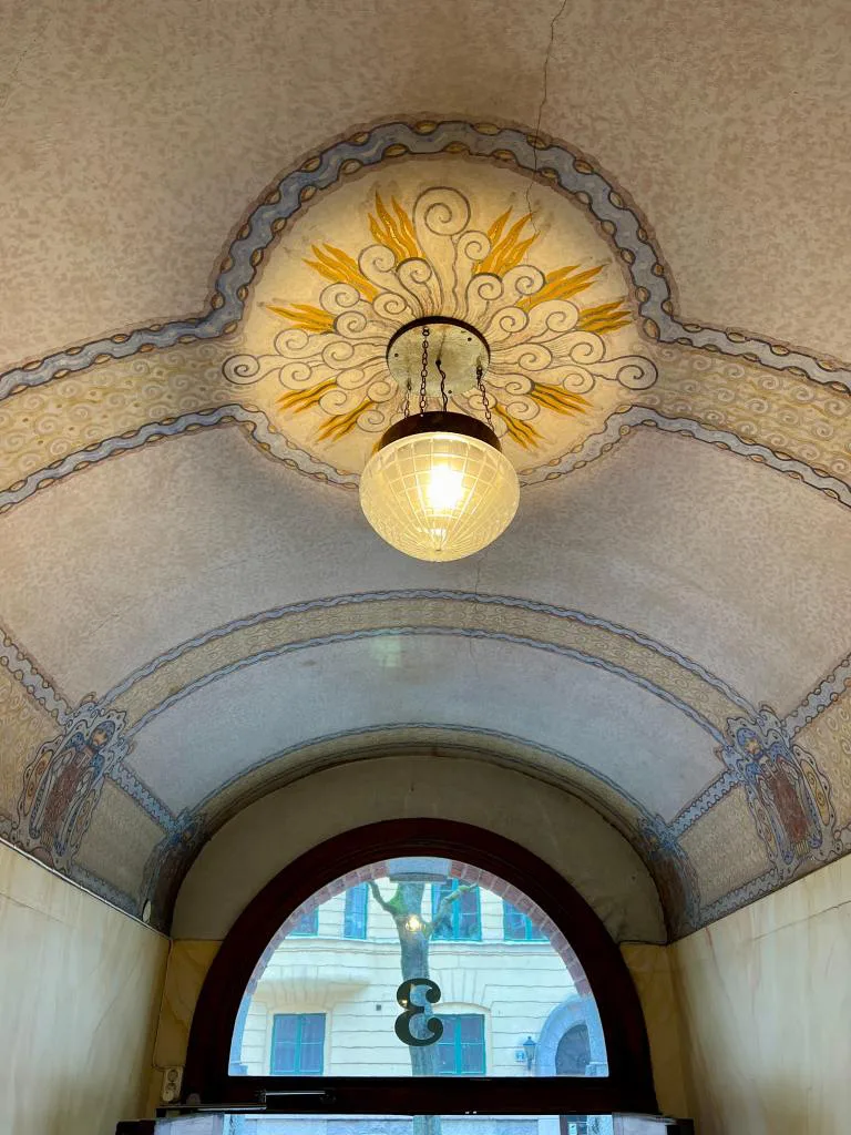 Front entrance in art nouveau with ceiling decorated with mural paint
