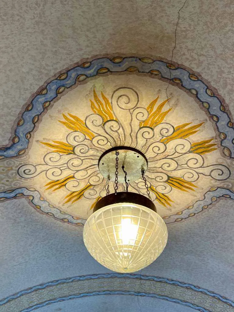Ceiling lamp and ceiling mural paint referencing classic style