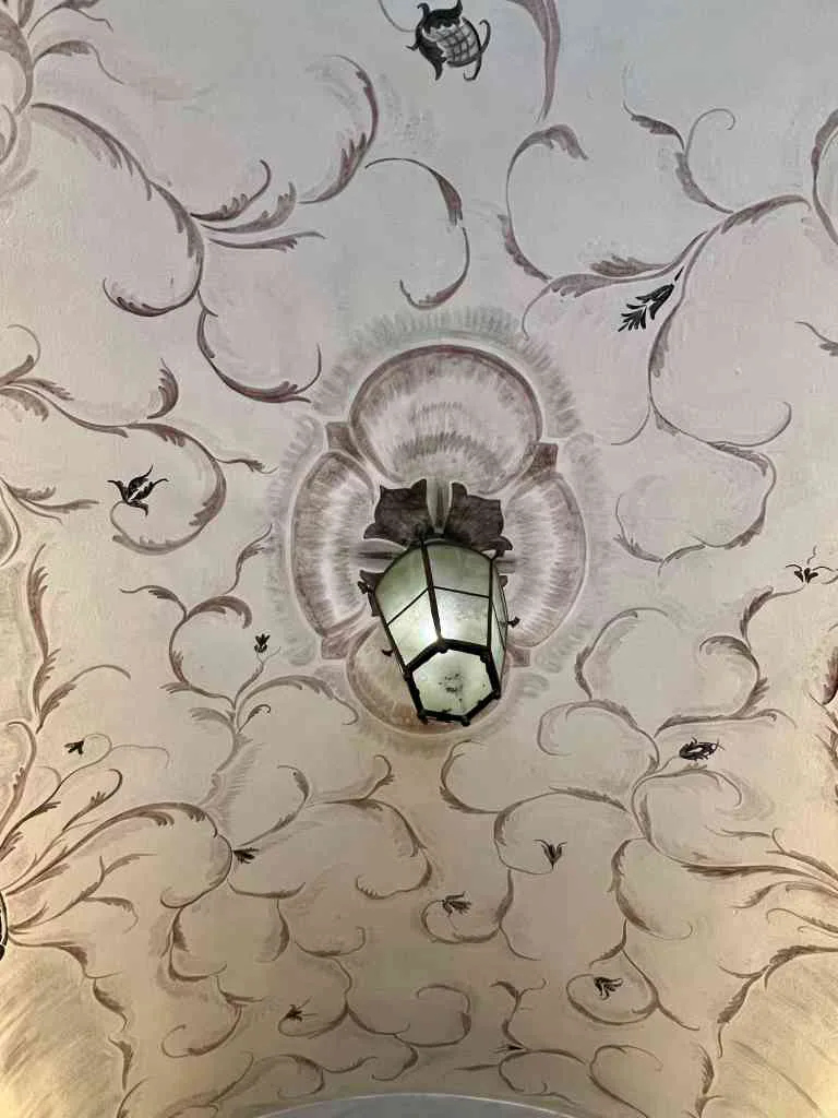 Mural paint on ceiling in Swedish grace style