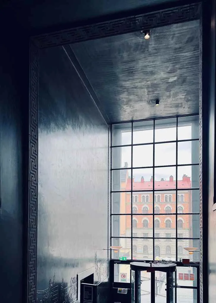 Entre till Stadsbilioteketet som exempel på nordisk nyklassicism i Sverige