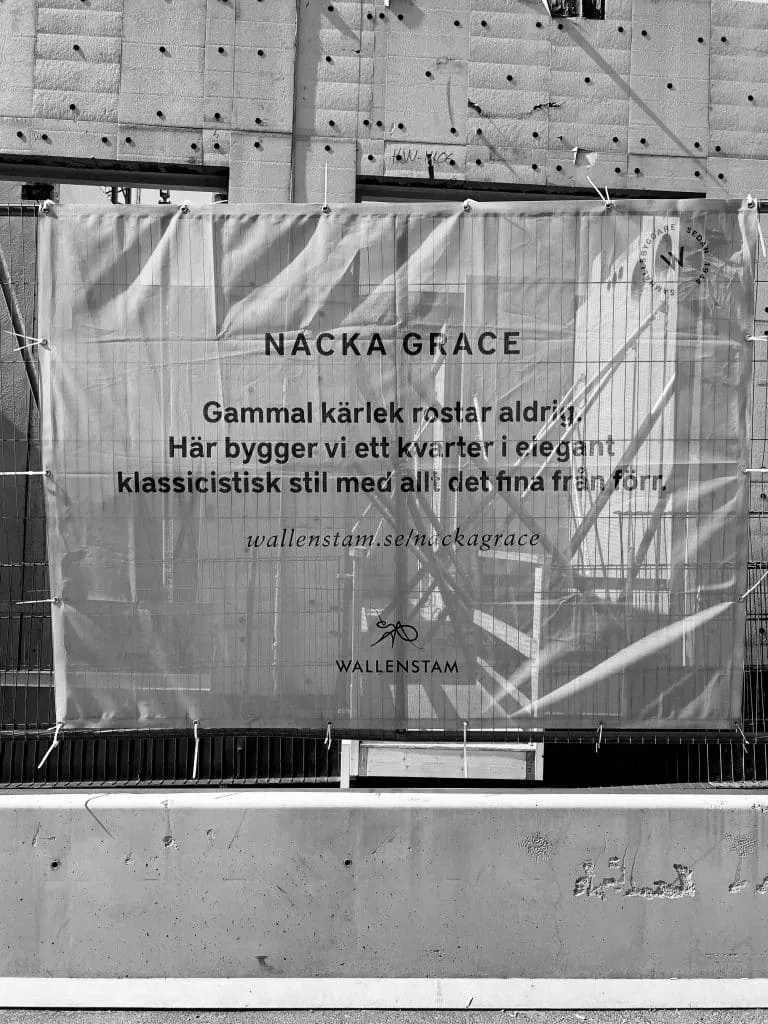 Wallenstam gör reklam för sitt nya projekt under uppbyggnad i Nacka