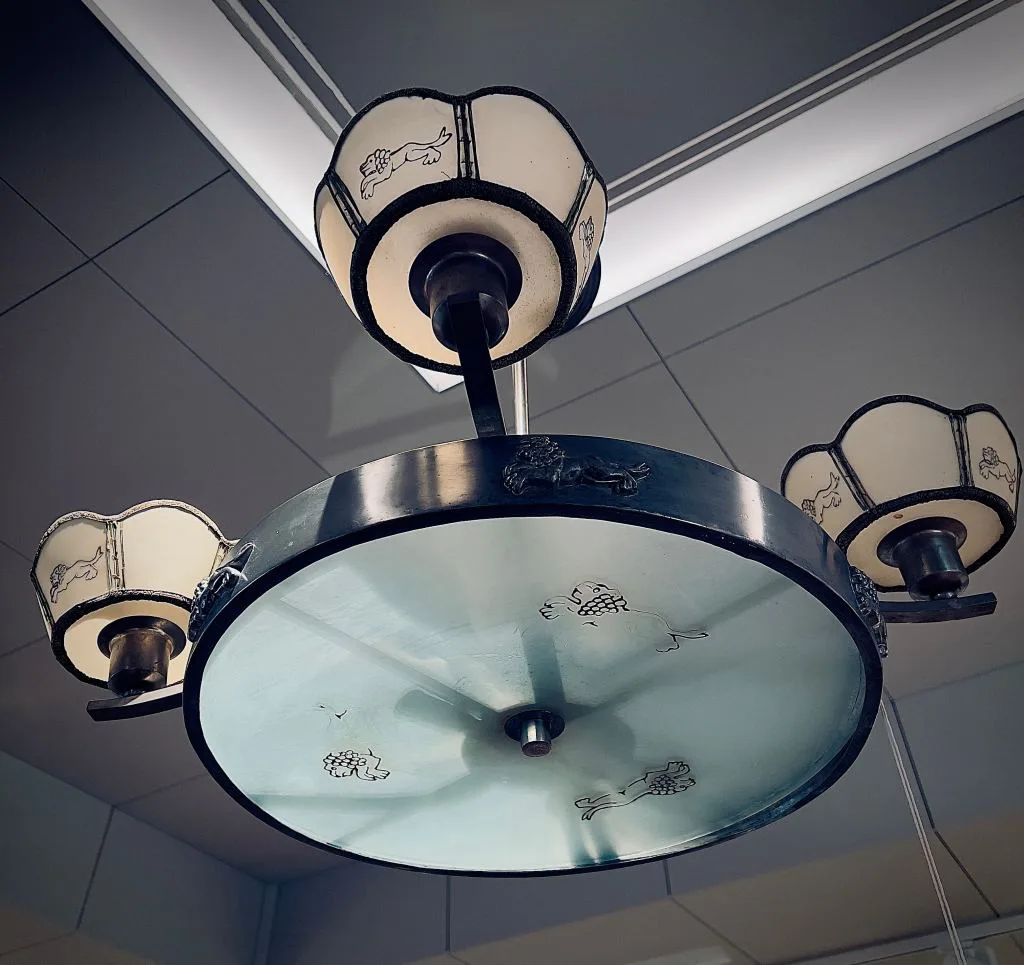 NILS FOUGSTEDT & ANNA PETRUS. Taklampa, Firma Svenskt Tenn, Stockholm 1920/30-tal, tenn, med dekor av lejon, skärmar i pergament.