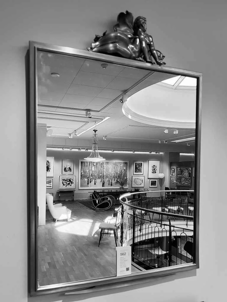 Svenskt Ten spegel, ram i tenn, krönet med skulptur av Thorwald Alef.