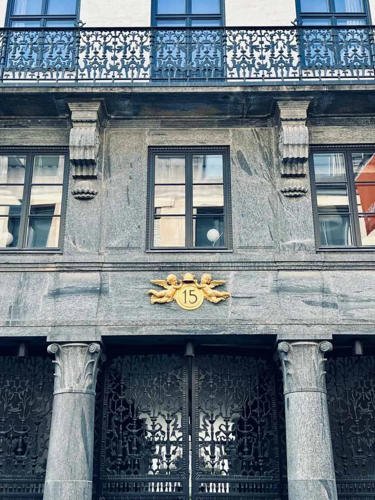 Fasaden till Tändstickspalatset på Västra Trädgårdsgatan 15 i Stockholm, ett typexempel på Swedish Grace.