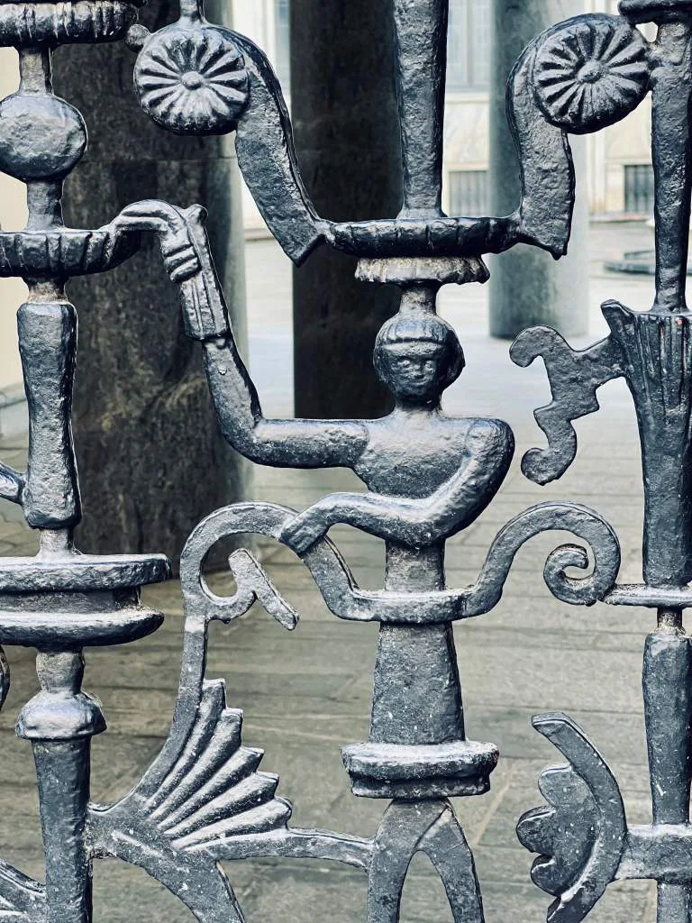 Detaljer i smide på grinden till Tändstickspalatset.