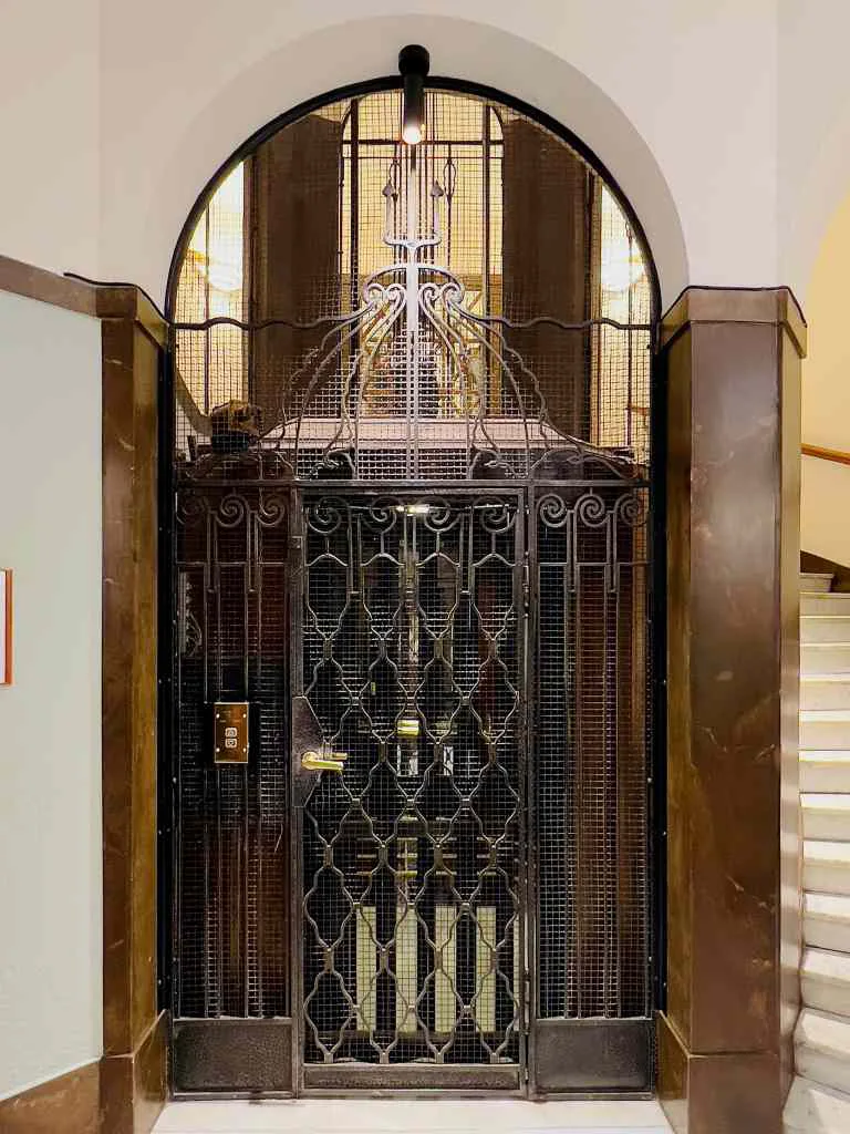 Sekelskiftehus hiss klassisk stil