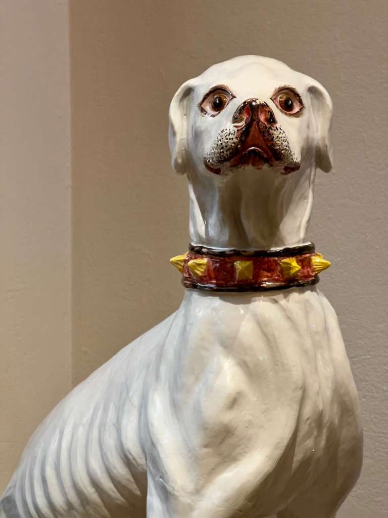 Hund utanför Svenskt Tenn butik